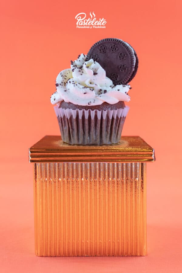 Cupcake decorado con crema galleta de chocolate