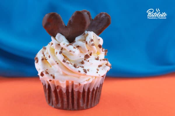 Cupcakes decorado crema y corazón de chocolate