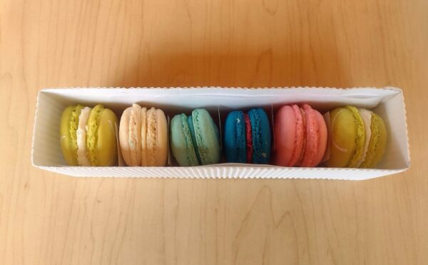 Caja de macarrones dulces en Bogotá