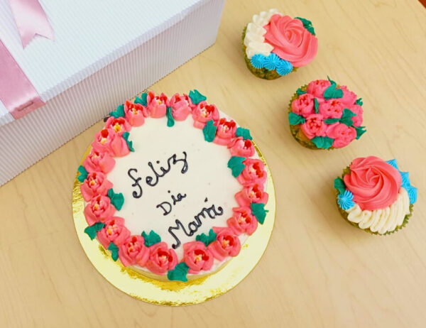 Torta blanca y 3 cupcakes día de la Madre Bogotá