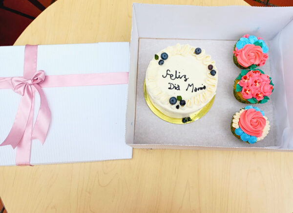 Torta y cupcakes dia de la madre